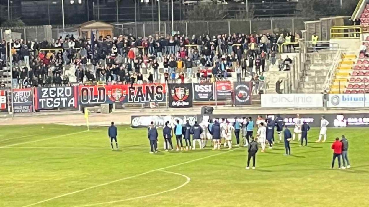 Torres-Forlì, squadra di casa sotto la curva
