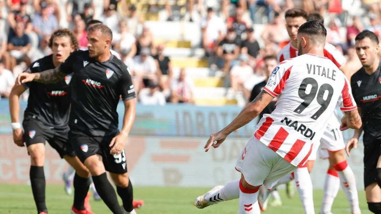 Vitale con la maglia del Vicenza - credit: LR Vicenza - www.lacasadic.com
