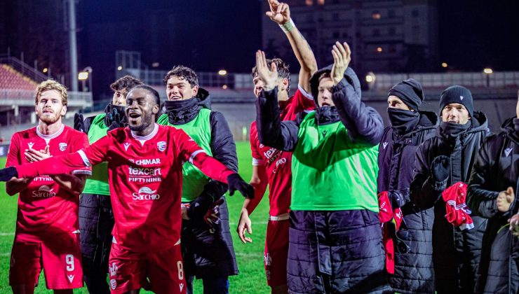 Il Carpi che festeggia dopo la vittoria per 2-1 contro il Rimini