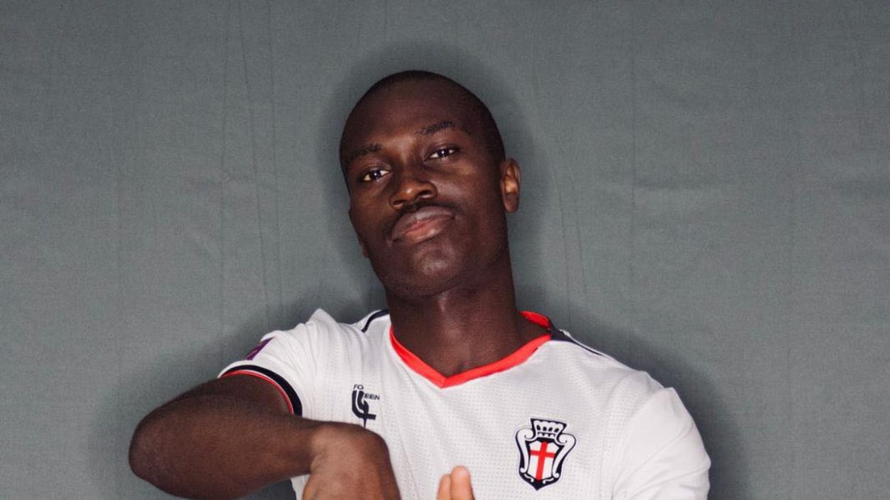 Jean Guy Akpa Akpro con la maglia della Pro Vercelli, credit: FC Pro Vercelli 1892 / www.lacasadic.com