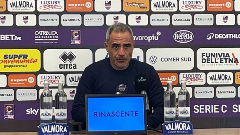 L'allenatore del Catania Domenico Toscano in conferenza