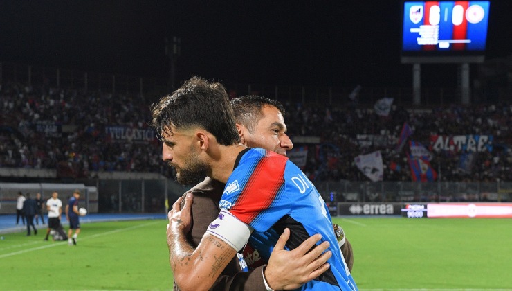 Di Gennaro abbraccia Pelligra in occasione del successo del Catania sul Foggia