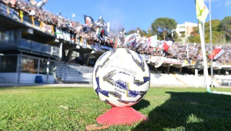 Ascoli pallone in campo