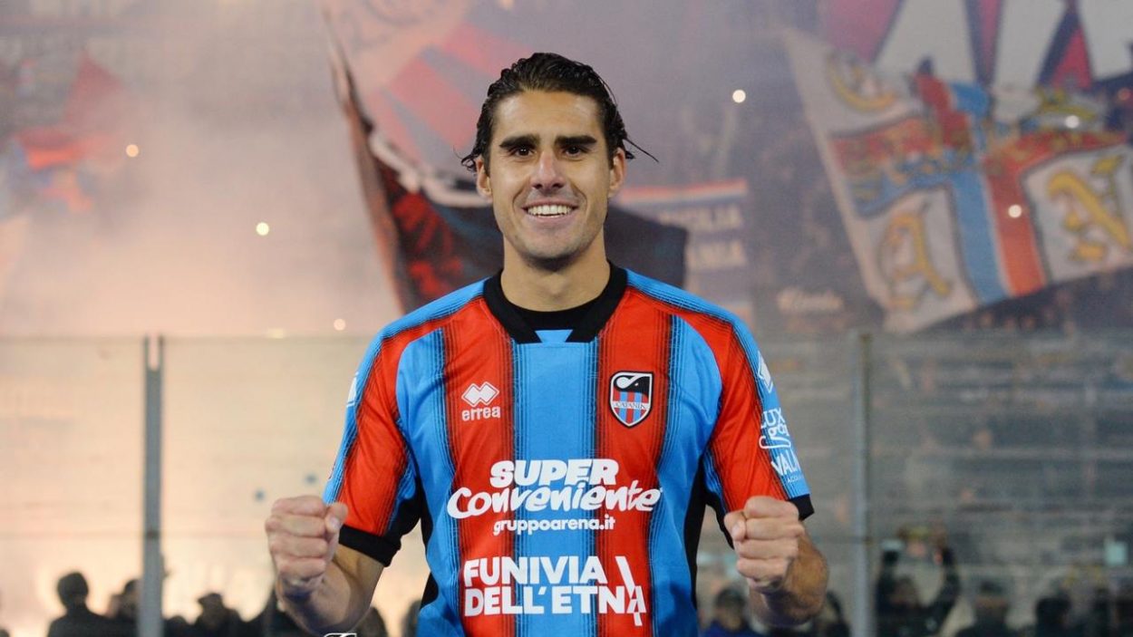 Andrea Corbari esulta nella vittoria del Catania sul Crotone