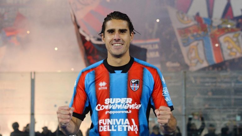 Andrea Corbari esulta nella vittoria del Catania sul Crotone