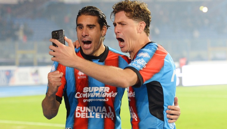 Corbari e Lunetta esultano nel 2-0 del Catania al Crotone