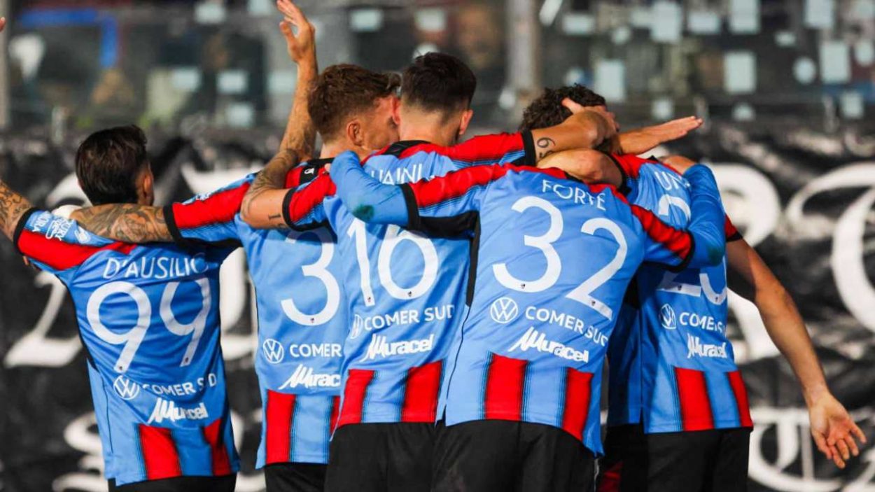 Il Catania esulta nella vittoria contro il Crotone