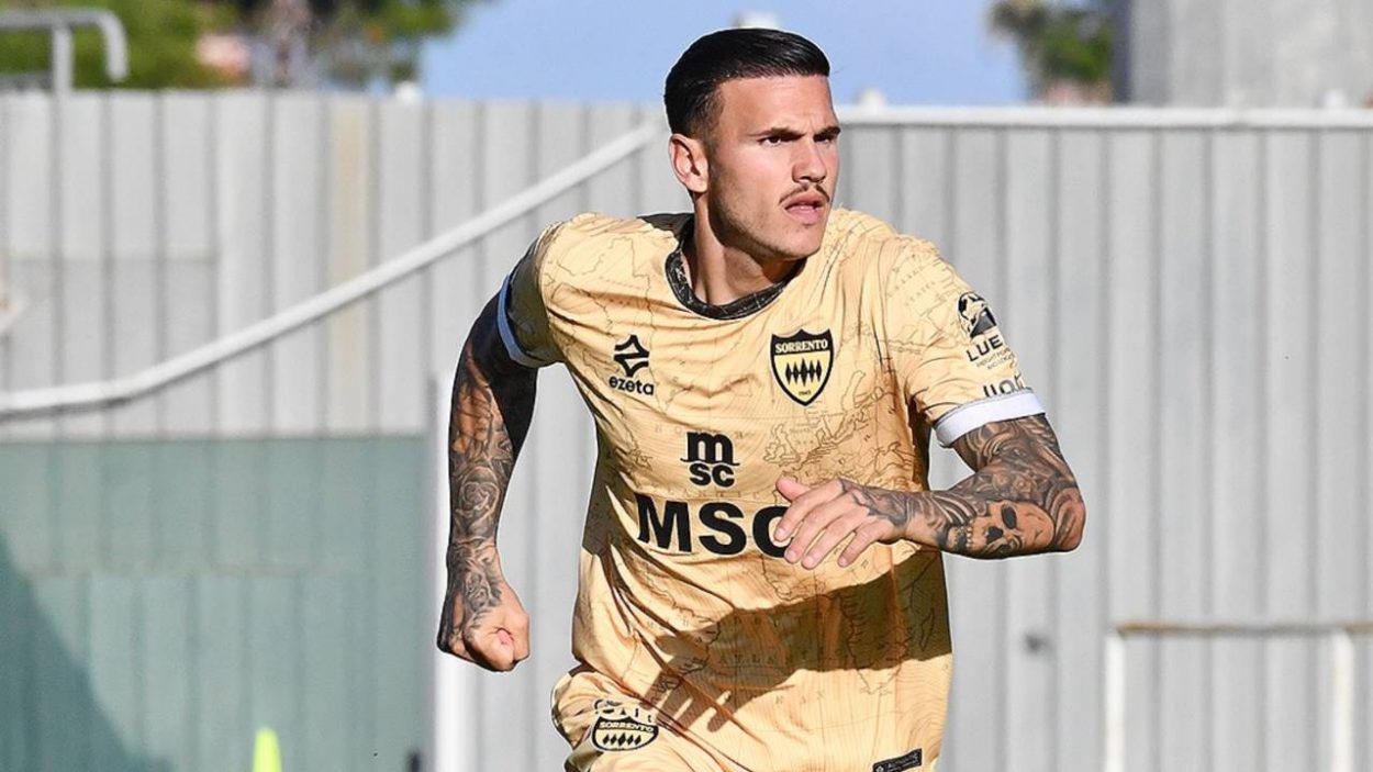 Eugenio D'Ursi con la maglia del Sorrento (credit: Sorrento Calcio) - www.lacasadic.com