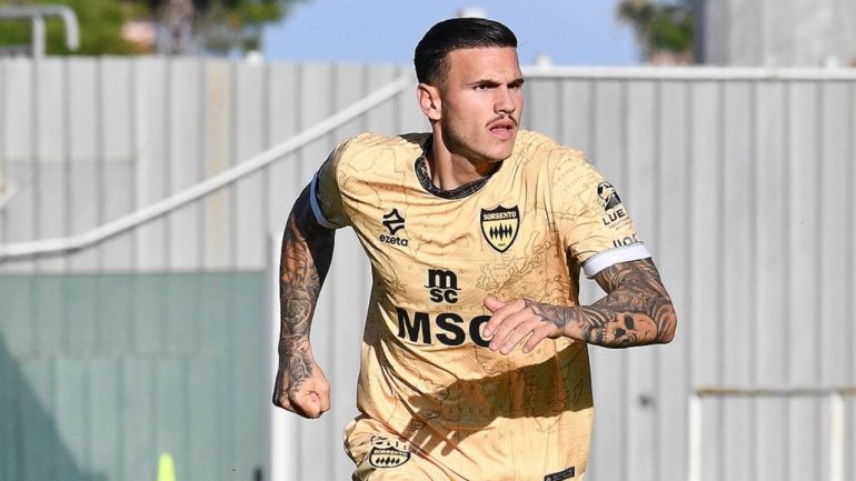 Eugenio D'Ursi con la maglia del Sorrento (credit: Sorrento Calcio) - www.lacasadic.com