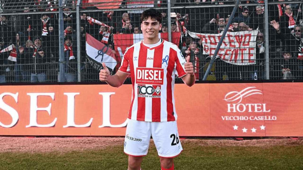 Giulio Pellizzari con la maglia del Vicenza (credit: L.R. Vicenza) - www.lacasadic.com