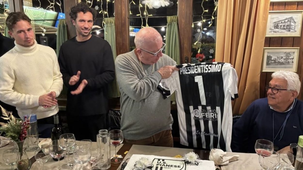 Il presidente Sani con la maglia celebrativa della Pianese / Credit: US Pianese / www.lacasadic.com