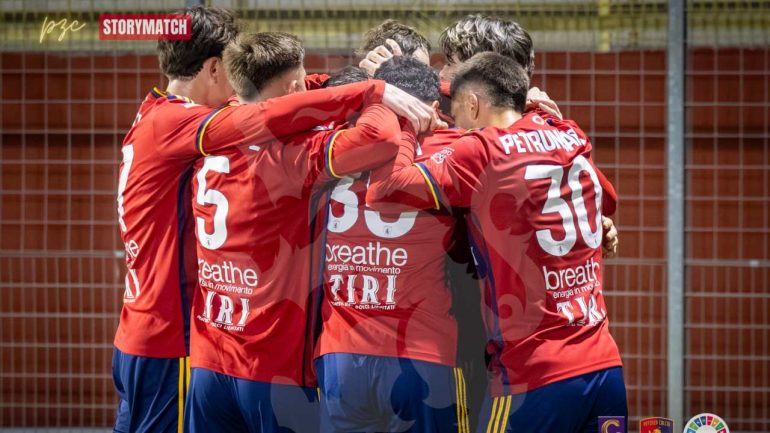 Abbraccio tra giocatori del Potenza (credit: Potenza Calcio) - www.lacasadic.com