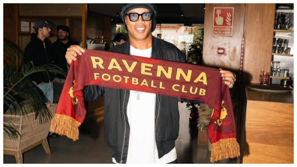 Ronaldinho con la sciarpa del Ravenna
