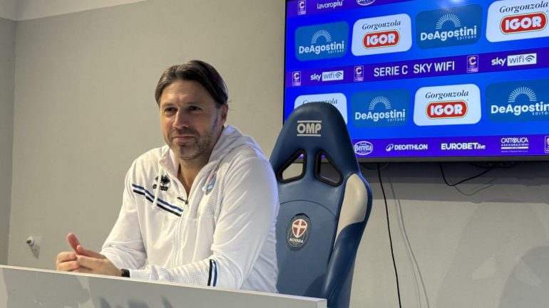 Andrea Dossena, allenatore del Novara FC in conferenza stampa / www.lacasadic.com