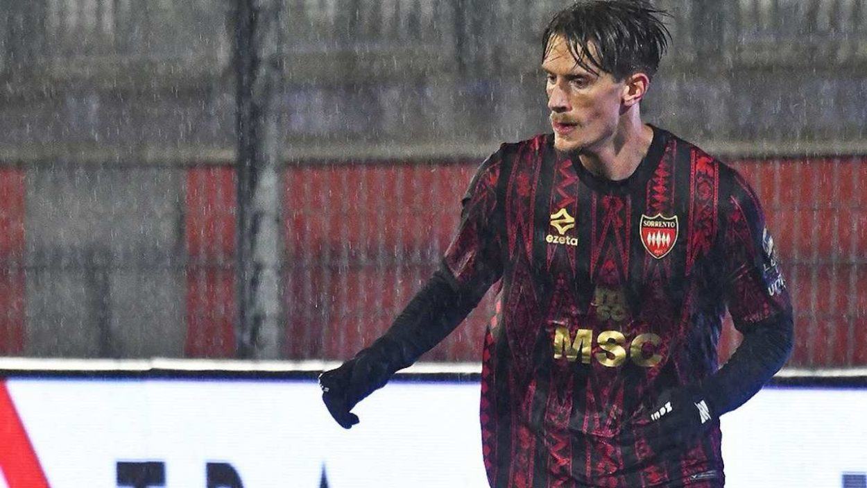 Don Bolsius con la maglia del Sorrento