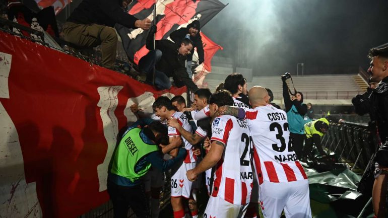 Vicenza esultanza coi tifosi (credit LR Vicenza) www.lacasadic.com