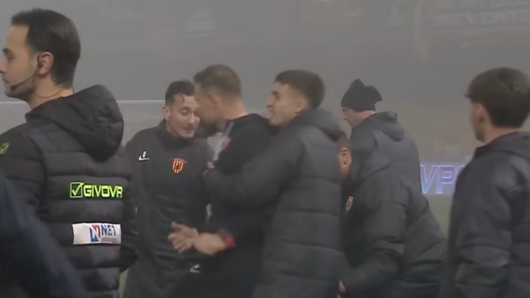 Floro Flores e la panchina del Benevento fanno festa dopo la vittoria sul Crotone - www.lacaasadic.com