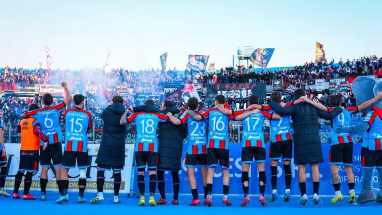 Il Catania festeggia con il suo pubblico (credit: Riccardo Caruso) - www.lacasadic.com