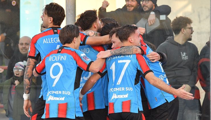 Giovanni Bruzzaniti esulta con i compagni al gol di Di Gennaro