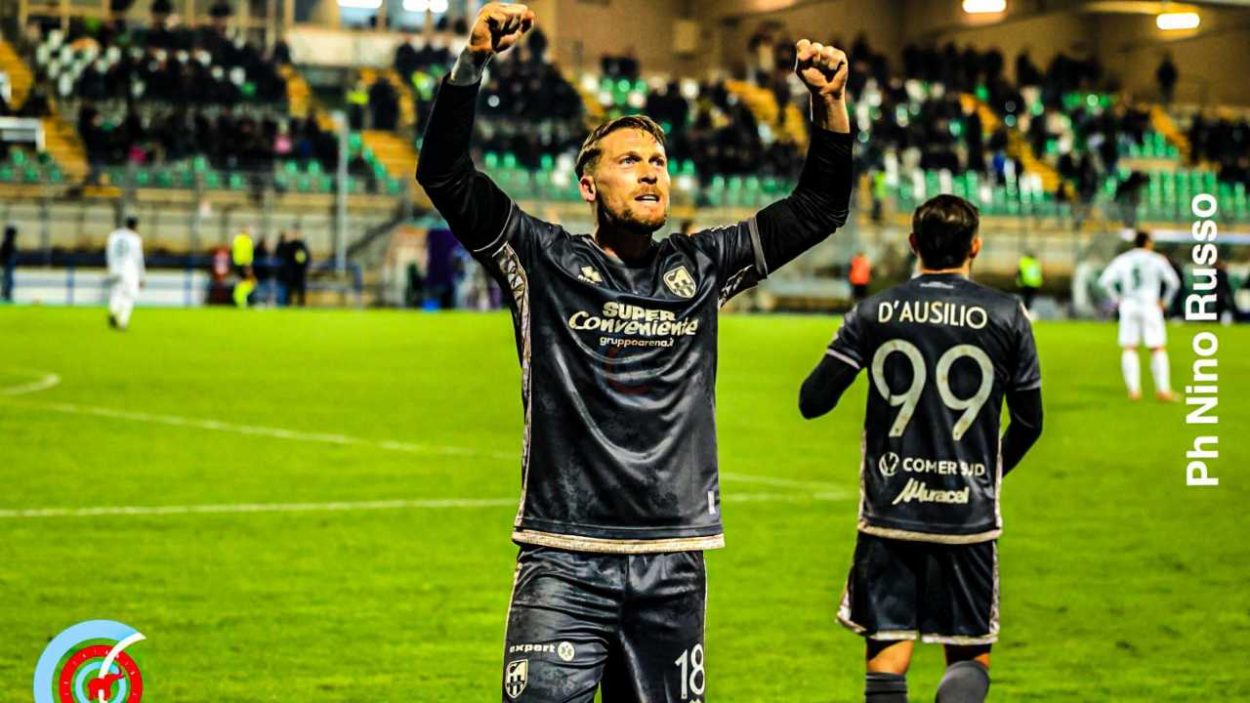 Caturano esulta contro il Monopoli nell'1-2 del Catania