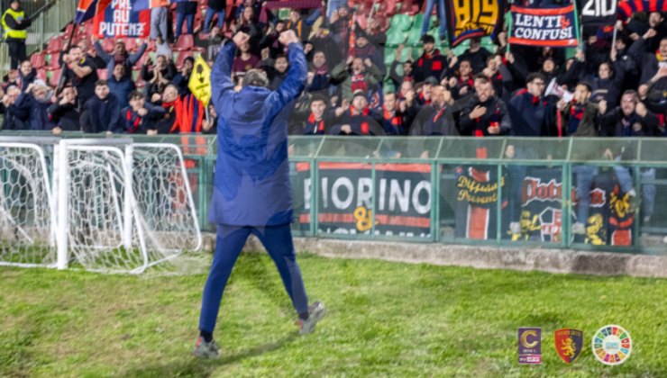 Pietro De Giorgio festeggia con i tifosi (credit: Nicola Remollino, Potenza Calcio) - www.lacasadic.com
