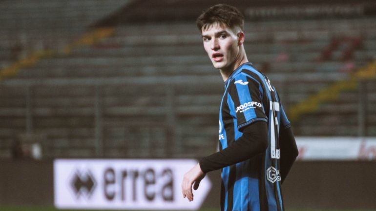 Relja Obric con la maglia dell'Atalanta (credit: Martina Cutrona) - www.lacasadic.com