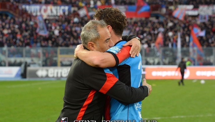 Toscano e Lunetta uniti in un abbraccio/ Credits: Catania FC/ www.lacasadic.com