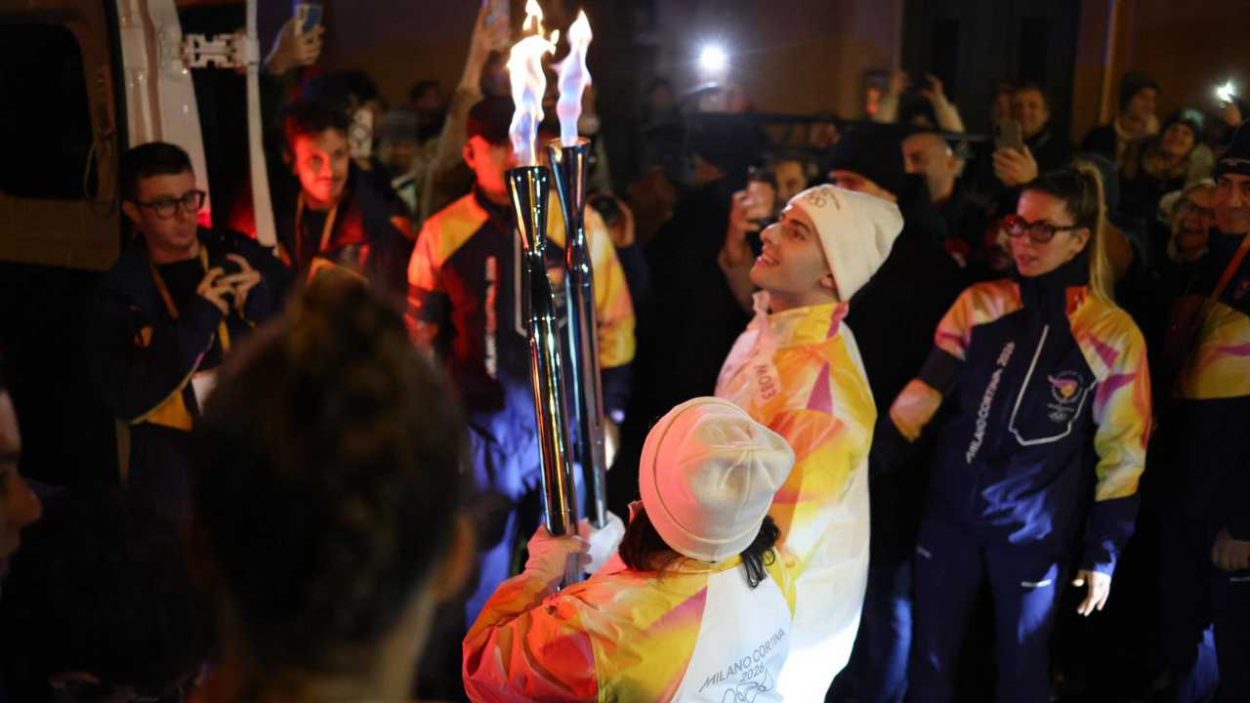 Union Brescia, i tedofori con la torcia olimpica (Credit Union Brescia) www.lacasadic.com