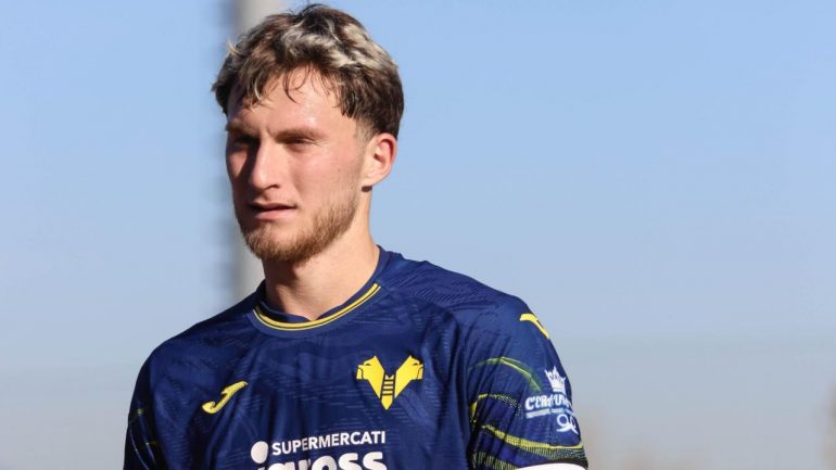 Adi Kurti con la maglia del Verona (credit: Martina Cutrona) - www.lacasadic.com