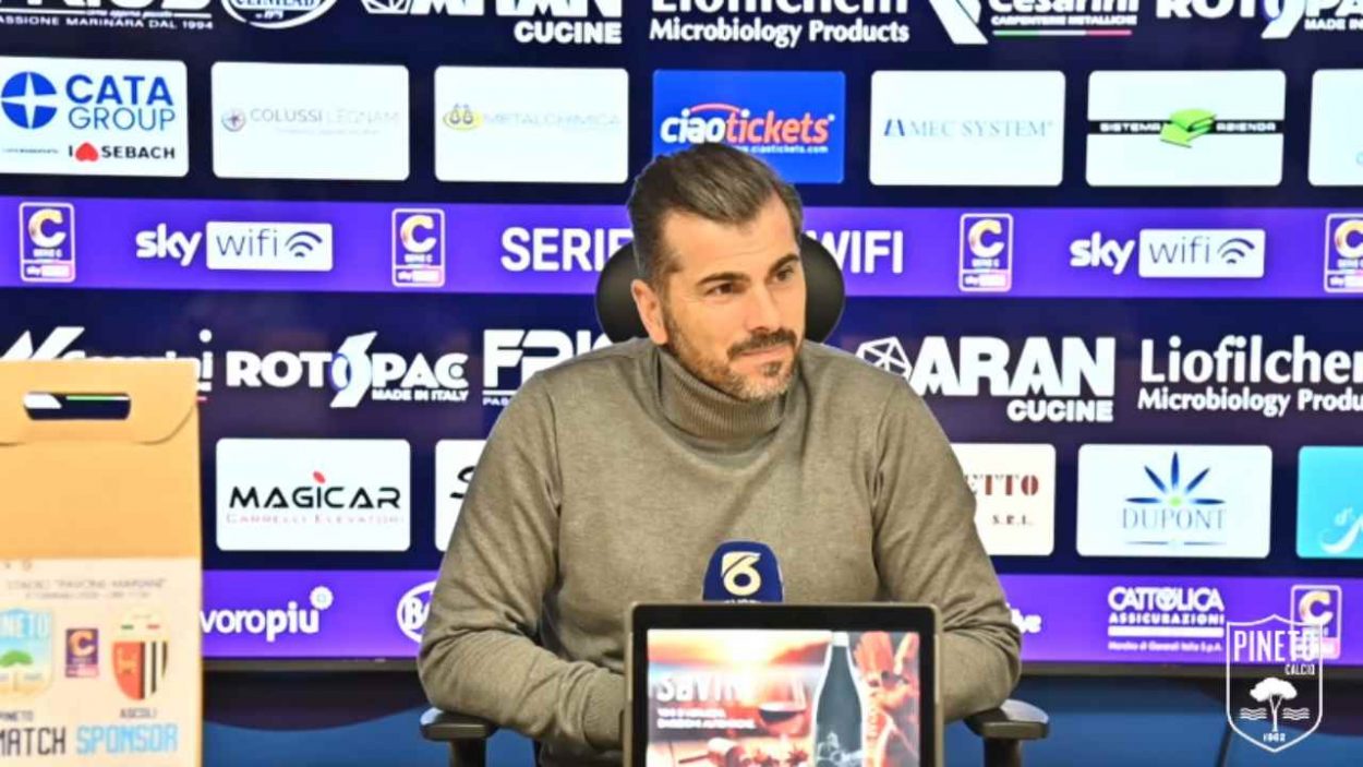 Tisci in conferenza stampa