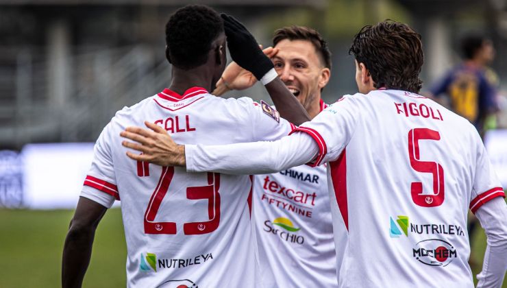 Sall Figoli con la maglia del Carpi mentre esultano | www.lacasadic.com